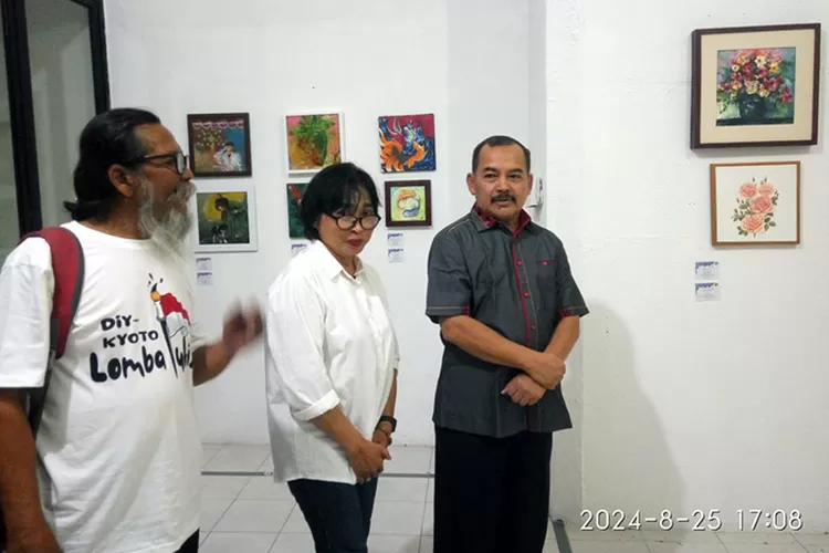 Yusman dan Watie Respati dalam sesi pembukaan Pameran Gelitik Kecil 4 Komunitas Lintas Batas Perempuan Gelar di Galeri Koffee Macan Bugisan. ( Teguh Priyono)