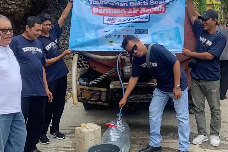 Ketua Asperindo DPW DIY Adi Subagyo menyerahkan bantuan air bersih secara simbolis bagi warga Padukuhan Nglumbung, Kelurahan Giricahyo, Kapanewon Tepus, Kabupaten Gunungkidul.  (Foto: Dok. Istimewa)