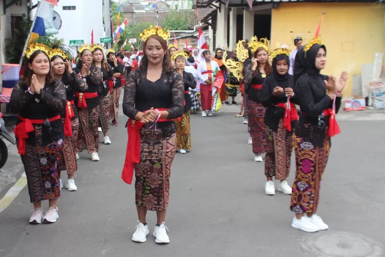 Ratusan warga Padukuhan Papringan khususnya RW 05 Caturtunggal Depok Sleman memgikuti karnaval memeriahkan HUT ke-79 Kemerdekaan RI pada Minggu (25/8/2024).  (Foto: Dok. Istimewa)