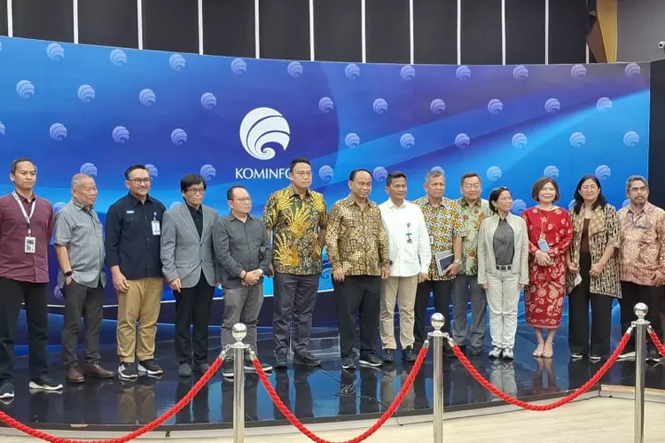 Menteri Komunikasi dan Informatika Budi Arie bersama pimpinan OJK, pimpinan BI dan 11 Asosiasi/Perhimpunan Sistem Pembayaran Nasional dalam konferensi pers terkait Deklarasi Pemberantasan Judi Online di Jakarta, Rabu (28/8/2024).  (ANTARA/ Muhammad Heriyanto)