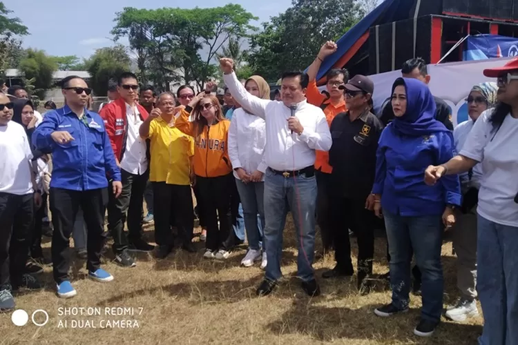 Pasangan Dokter Robby Hernawan-Nina Agustin Deklarasi Pilkada Salatiga 2024 di Lapangan Bulu, Tegalrejo, Salatiga.   (Edy Susanto HM)
