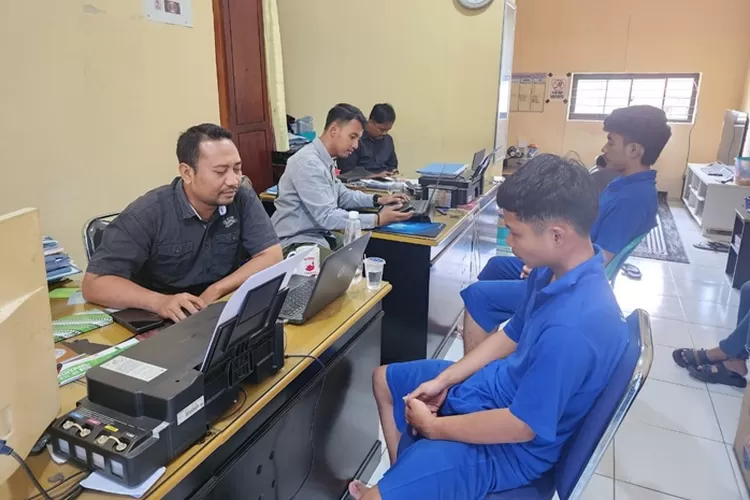 Dua tersangka yang seret clurit di jalanan diperiksa di Polres Salatiga.  (Dok Humas Polres Salatiga)