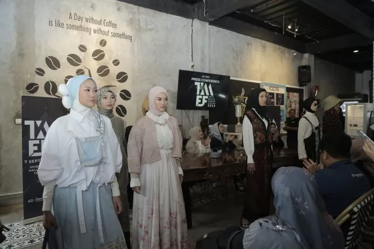 Acara peragaan busana dalam konferensi pers pelaksanaan Tokyo Muslim Fashion Festival 2024. munication (ANTARA/HO Kolam Ikan Creative Com)
