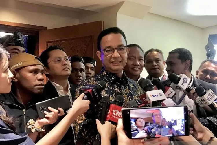 Politikus Anies Baswedan melayani permintaan tanya jawab dengan wartawan selepas acara Kongres III Partai NasDem Tahun 2024 di JCC, Jakarta, Minggu (25/8/2024).  (ANTARA/Genta Tenri Mawangi)