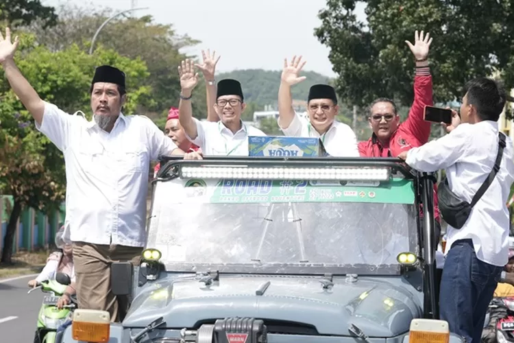 Pasangan Calon Bupati Ogan Komering Ulu (OKU) Teddy Meilwansyah dan Calon Wakil Bupati Marjito Bachri saat mendaftar ke KPU.  (Dok)