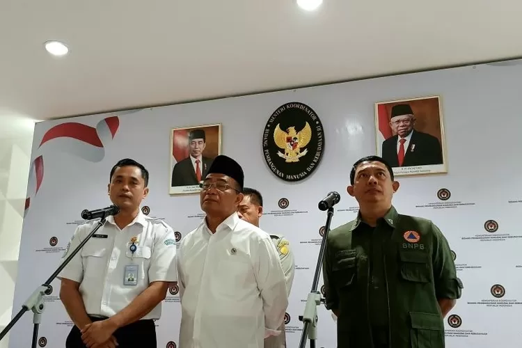 Dari kanan ke kiri, Kepala BNPB Letjen TNI Suharyanto, Menko PMK Muhadjir Effendy, Deputi Modifikasi Cuaca BMKG Tri Handoko Seto dalam konferensi pers terkait operasi modifikasi cuaca di IKN di Jakarta, Senin (2/9/2024).  (ANTARA/Lintang Budiyanti Prameswari)