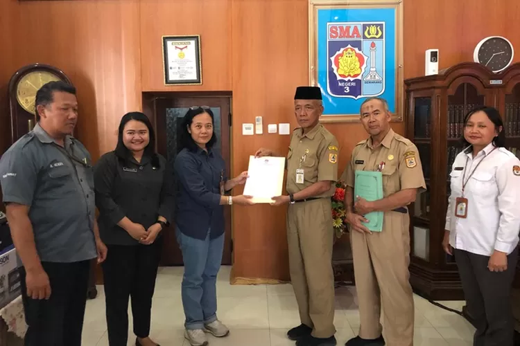 Tim KPU Salatiga bertemu pihak sekolah di Semarang untuk verifikasi ijazah Paslon Pilkada Salatiga 2024.  (Dok KPU Salatiga)