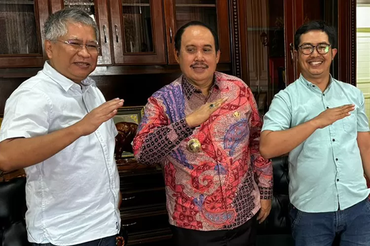 Bupati Pangandaran sekaligus calon gubernur Jawa Barat, Jeje Wiradinata (tengah) saat menerima audensi Promedia. (Dok Promedia)