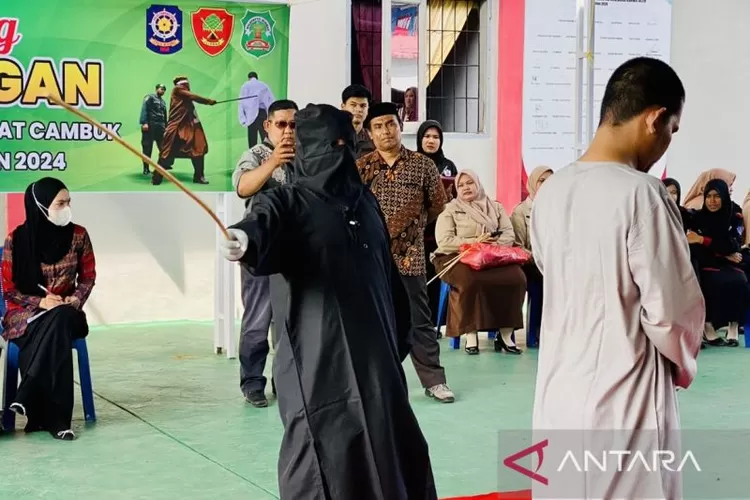 Algojo melaksanakan eksekusi hukuman cambuk kepada terpidana judi online, dipusatkan di Lembaga Pemasyarakatan Kelas II Meulaboh, Kabupaten Aceh Barat, Kamis (5/9/2024) sore.  (ANTARA/Teuku Dedi Iskandar)