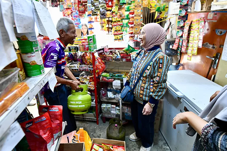 Saat Direktur Utama Pertamina mengecek ketersediaan elpiji 3 kg di toko kelontong di wilayah Surakarta.  (Dok Pertamina)