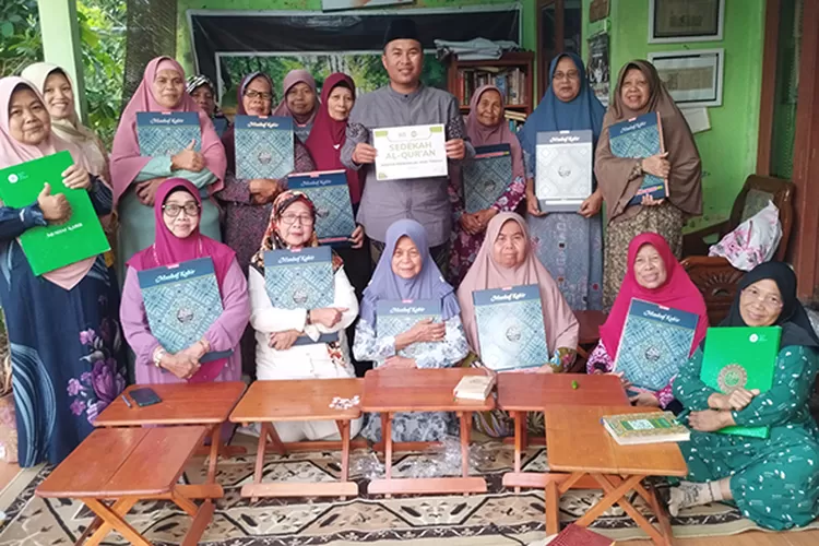 Ibu-ibu Majelis Taklim Ummi Salatiga mendapat sedekah Al Qur'an Jumbo.  (Dok Majelis Taklim Ummi )