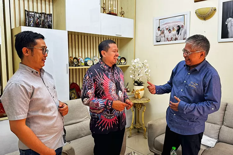 Calon Bupati Sumedang Kang Dony saat menerima kunjungan tim Promedia. (Tim Promedia.)