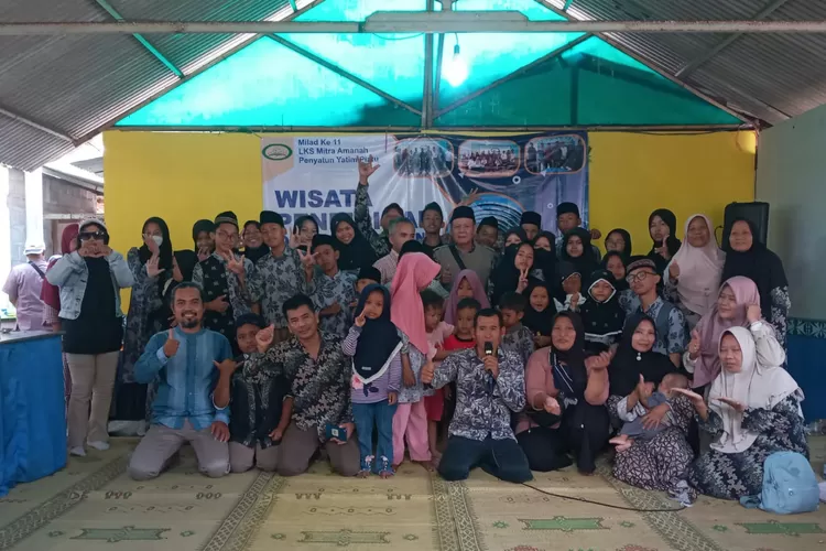 Peserta berfoto bersama dalam Milad ke-11 Lembaga Kesejahteraan Sosial (LKS) Mitra Amanah di Pantai Goa Cemara Bantul, Minggu (8/9/2024).  (Foto: Dok. Istimewa)