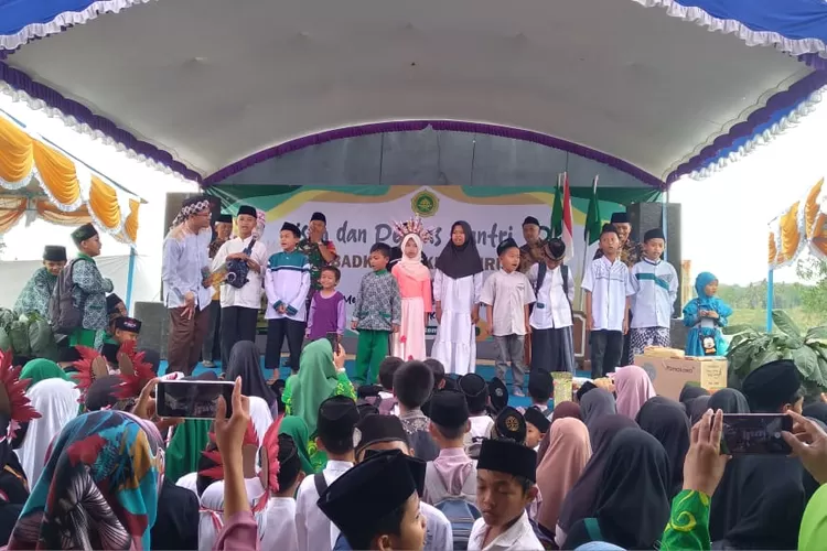 Ribuan Santri TPQ di Kecamatan Suruh Kabupaten Semarang Ikuti Kegiatan Dongen dan Pentas Santri.  (Foto: Dok Badko LPQ)