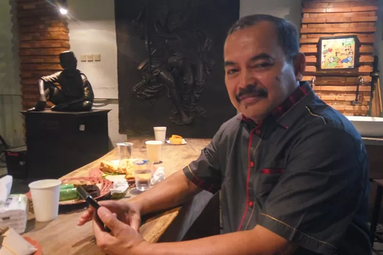 Yusman menerima gelar Maestro Seni Patung dari ISI Padang.  (Teguh Priyono)