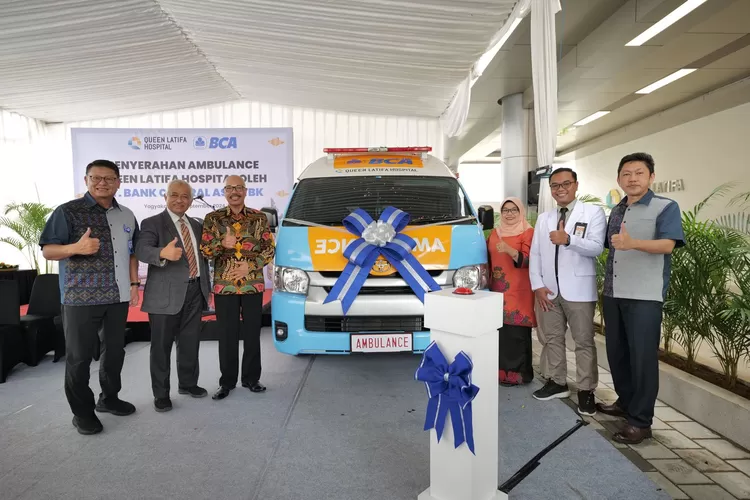 Dari kiri, Direktur BCA John Kosasih bersama Board of Directors RSU Queen Latifa Edy Sumarwanto, Direktur PT Queen Latifa Husada Jaya Syaifudin, Komisaris Siti Purwanti, Direktur RSU Queen Latifa Dani Sahirul Alim dan Kepala Kantor Wilayah II BCA Widjaja Stephen pada penyerahan donasi ambulans.  (Foto: Dok. Istimewa)