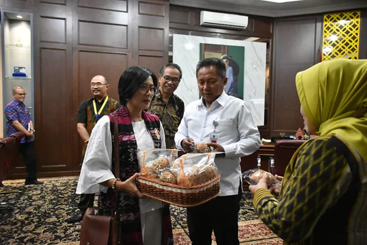 Rektor UKSW Salatiga, Intiyas Utami saat menunjukkan roti inovasi olahan gandum tropis.  (Dok Prokompim Salatiga )