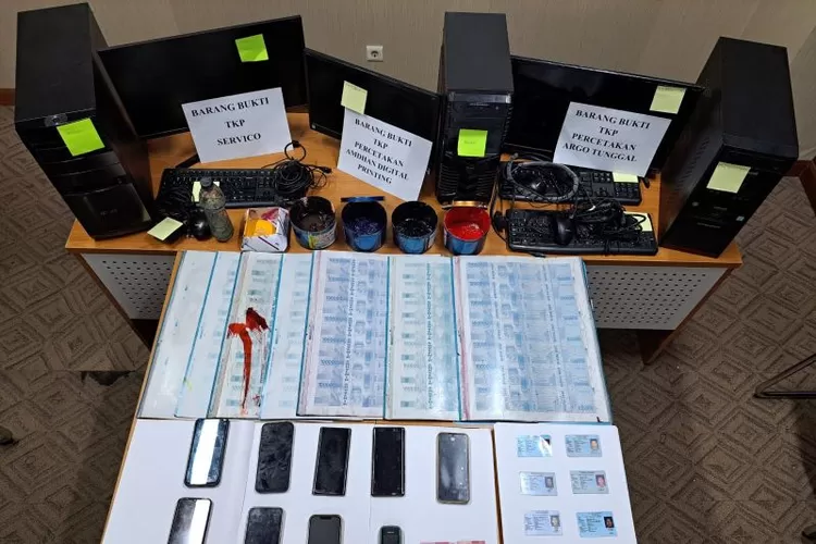 Sejumlah barang bukti hasil penggerebekan rumah produksi uang palsu di Bekasi, Jawa Barat. Senin (6/9/2024).  (ANTARA/HO-Bareskrim Polri)