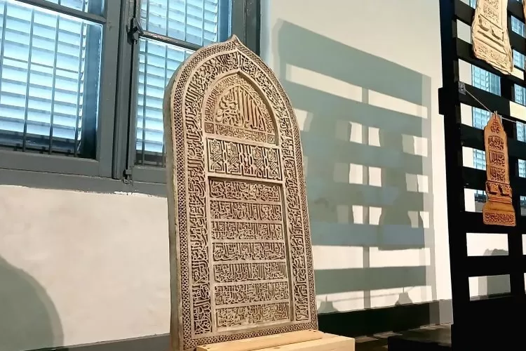 Replika nisan Maulana Malik Ibrahim atau Sunan Gresik dipamerkan di Museum Kebangkitan Nasional, Jakarta Pusat, pada Senin, 12 Rabiul Awal (16/9/2024) bertepatan dengan Maulid Nabi Muhammad SAW 1446 Hijriah.  (ANTARA/Lintang Budiyanti Prameswari)