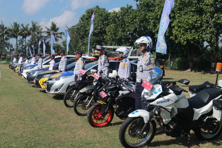 Sejumlah personel Dinas Perhubungan Bantul saat mengikuti apel Harhubnas di Lapangan Trirenggo Bantul. (Foto: Pemkab Bantul)