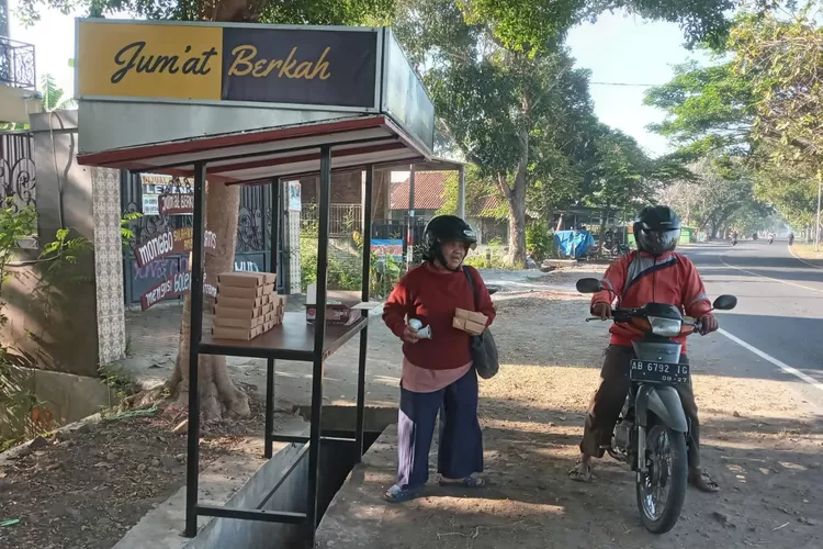 Komunitas 79 Bantul melakukan kegiatan Jumat Berkah di Jalan Pramuka Ring Road Code Trirenggo Bantul, Jumat (20/9/2024).  (Foto: Dok. Istimewa)
