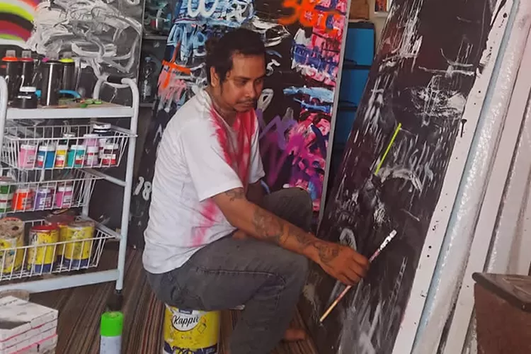 Johnny Gustaaf sedang menyelesaikan salah satu karyanya yang akan dipamerkan dalam pameran tunggal Dreams.  (Teguh Priyono )