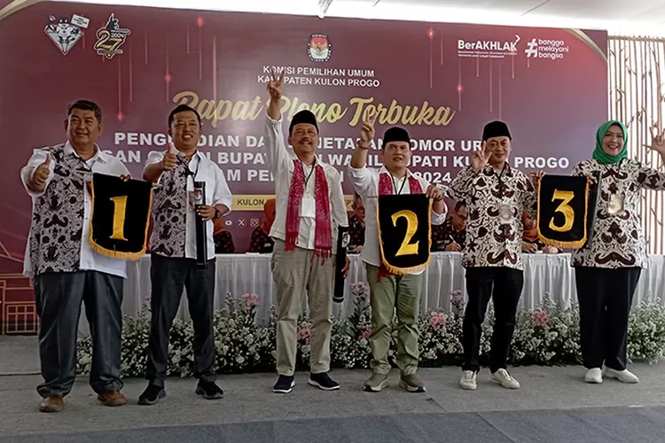 Tiga paslon peserta Pilkada Kulon Progo 2024 menunjukkan nomor urut hasil pengundian di KPU Kulon Progo.  (Amin Kuntari)