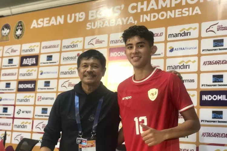 Pelatih Timnas Indonesia U-19 Indra Sjafri bersama pemainnya Welber Jardim berpose pada sesi jumpa pers setelah kemenangan melawan Malaysia U-19 pada laga semifinal Piala AFF U-19 atau ASEAN U-19 Boys Championship 2024 dengan skor 1-0 di Stadion Gelora Bung Tomo, Surabaya, Sabtu (27/7/2024). (ANTARA/Zaro Ezza Syachniar)