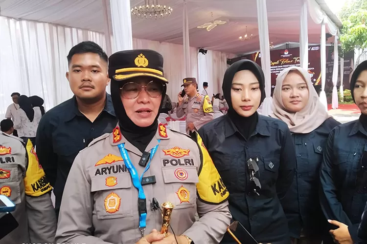 Kapolres Salatiga, AKBP Aryuni Novitasari saat di KPU Salatiga.    (Edy Susanto HM)