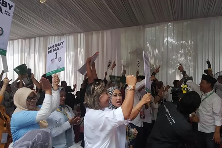 Suasana di KPU Salatiga saat undian nomor urut Paslon pada Pilkada Salatiga 2024.   (Edy Susanto HM)