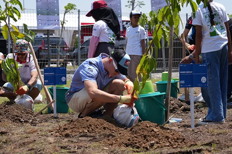 BRI mengajak pembalap MotoGP tanam pohon demi keseimbangan lingkungan di Mandalika.  (Dok BRI)