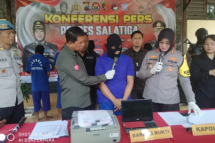Tersangka sales suplier bahan bangunan Asrori saat gelar kasus di Polres Salatiga.  (Edy Susanto HM )