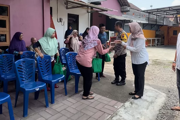 Sat Res Narkoba Polres Salatiga bagi sembako. Kasat Iptu Henri Widyoriani juga mengimbau kepada warga untuk antisipasi peredaran narkoba.  (Dok Humas Polres Salatiga )