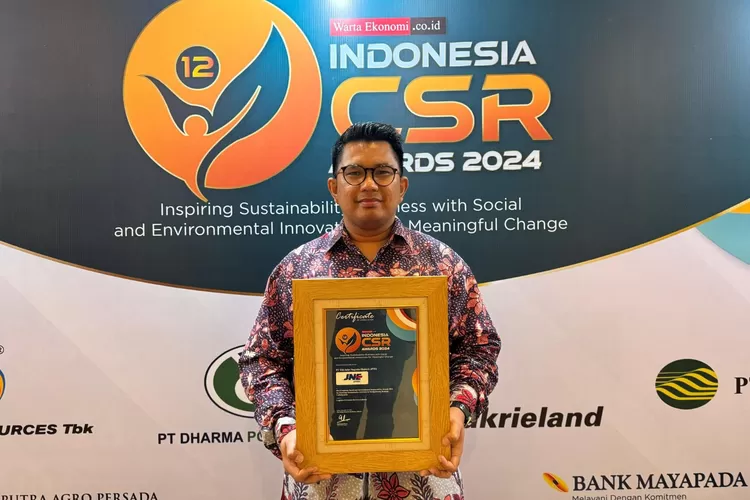 Media Communication Dept Head JNE, Kurnia Nugraha menerima penghargaan Indonesia CSR Awards 2024.  (Foto: Dok. Istimewa)