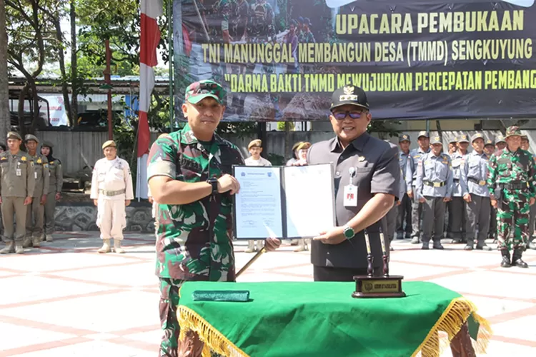Pj Walikota Salatiga, Yasip Khasani dan Dandom 0714 Salatiga, Letkol Guvta Membuka TMMD Sengkuyung IV.  (Dok Penerangan Kodim 0714 Salatiga )