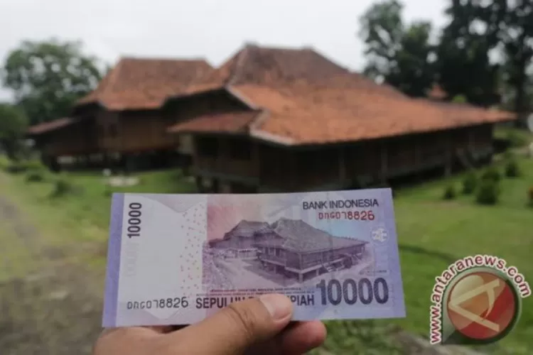 Foto bentuk dua buah bangunan tradisional Rumah Limas seperti yang tercetak di uang kertas Rp10.000 Tahun emisi 2005, di Museum Balaputra Dewa Palembang, Sumsel.  (ANTARA FOTO/Nova Wahyudi)