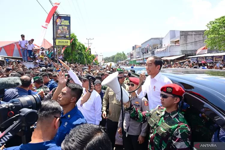 Presiden Joko Widodo menyampaikan permohonan maafnya kepada masyarakat menggunakan megafon saat meninjau Pasar Rakyat LIPA Kalabahi, di Kabupaten Alor, Nusa Tenggara Timur, Kamis (3/10/2024).  (ANTARA/HO-Biro Pers Sekretariat Presiden)