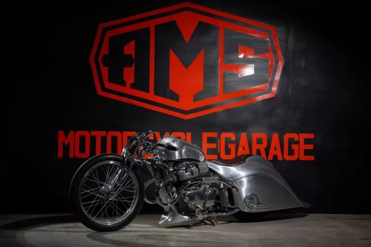 "Phoenix" - Sepeda motor kustomisasi pertama yang dibangun Royal Enfield bersama AMS Garage yang dipamerkan pada Kustomfest 2024 yang digelar 5-6 Oktober 2024 di JEC HALL, Jogja Expo Center, Yogyakarta.  (ANTARA/HO-Royal Enfield)