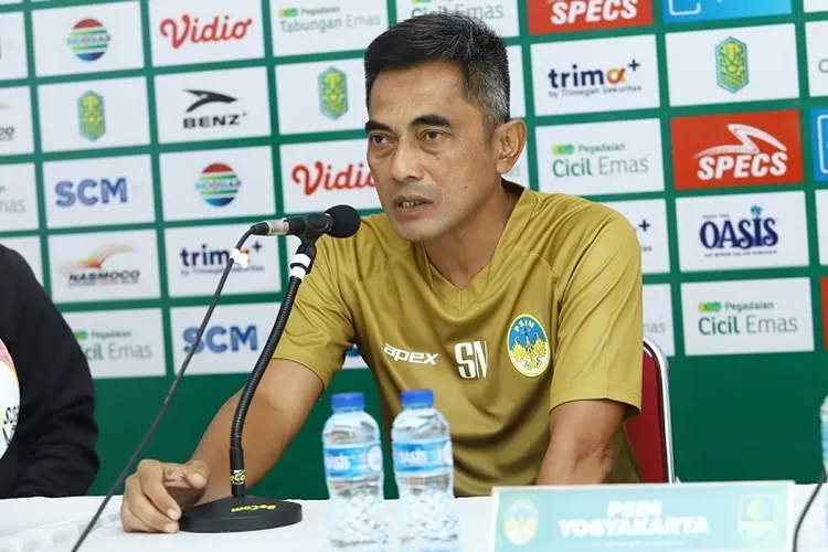 Pelatih PSIM Jogja, Seto Nurdiyantoro saat memberikan keterangan jelang lawan Nusantara United pada Pegadaian Liga 2 sore ini. (ligaindonesiabaru.com)