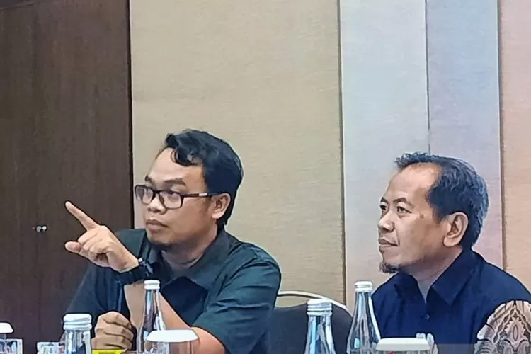 Ketua RUKKI, Mouhamad Bigwanto (kiri) pada saat kegiatan diskusi "Mendukung Implementasi Kebijakan Standardisasi Kemasan pada Produk Tembakau dan Rokok Elektronik&rdquo; di Jakarta, Selasa (8/10/2024) ( ANTARA/Chairul Rohman)