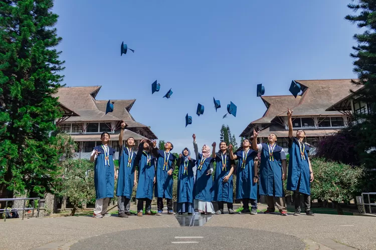 Ilustrasi memiliki asuransi jiwa dwiguna dapat melindungi sekaligus menambah dana untuk biaya pendidikan di masa depan.  (Foto: Dok. Istimewa)