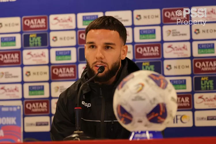 Pemain belakang Timnas Indonesia, Calvin Verdonk saat memberikan keterangan jelang lawan Bahrain pada putaran ketiga kualifikasi Piala Dunia 2026. (pssi.org)