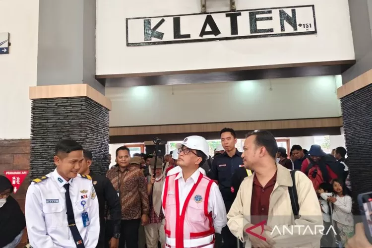 Menhub Budi Karya Sumadi meninjau Stasiun Klaten, Jawa Tengah, Minggu (13/10/2024).  (ANTARA/Aris Wasita)
