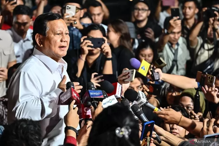 Presiden Terpilih Prabowo Subianto jumpa pers selepas menerima 49 calon menteri, calon wakil menteri, dan calon kepala badan untuk pemerintahannya ke depan di kediaman pribadi Prabowo di Jalan Kertanegara Nomor 4, Jakarta, Senin (14/10/2024).  (ANTARA FOTO/Aprilio Akbar)