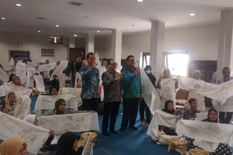Pelatihan bersertifikasi diikuti 51 perajin batik memeringati Hari Batik Nasional. (Foto: dokumen)