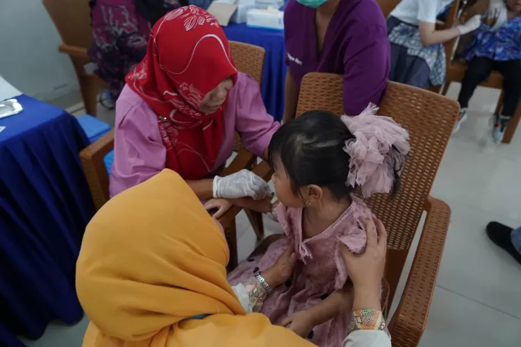 Siswa Global Islamic School 3 Yogyakarta (GIS 3 Jogja) mendapatkan vaksinasi Japanese Encephalitis (JE) pada 14-17 Oktober 2024 yang difasilitasi Puskesmas Depok I Sleman.  (Foto: Dok. Istimewa)