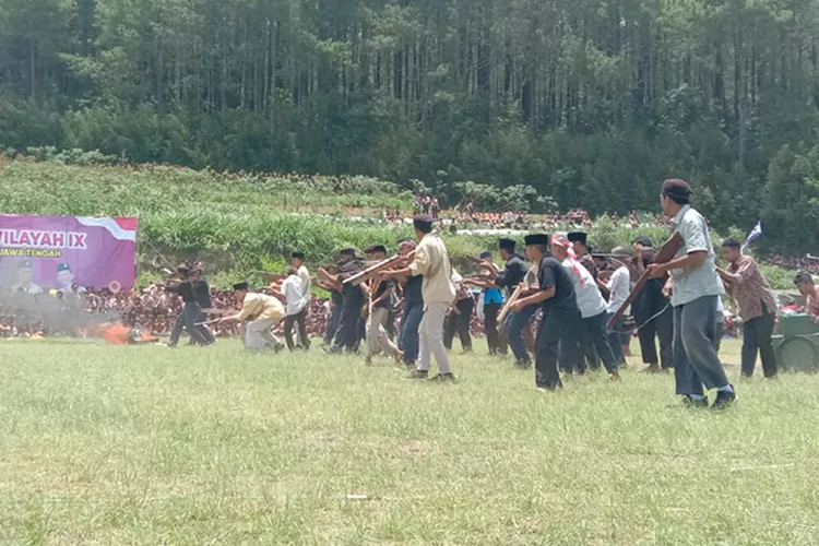 Teatrikal Pertempuran Ambarawa saat pembukaan Kemah Ukhuwah Wilayah (Kemwil) IX Satuan Komunitas (Sako) Pramuka Sekolah Islam Terpadu (SIT) Jawa Tengah.  (Edy Susanto HM )