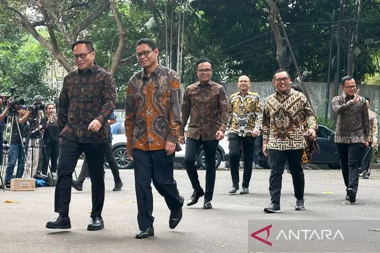 Rombongan calon wakil menteri dan kepala badan tiba di Rumah Presiden Terpilih Prabowo Subianto, Jalan Kartanegara, Jakarta Selatan, Selasa (15/10/2024).  (ANTARA/Rio Feisal)