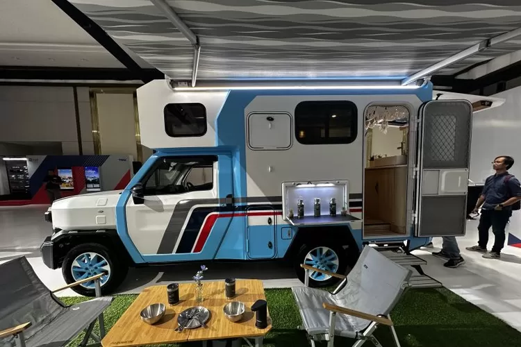 Toyota All-New Hilux Rangga yang dipamerkan pada peluncurannya di Grand Ballroom JIEXPO Convention Centre - Theatre, Kemayoran, Jakarta, Selasa (15/10/2024).  (ANTARA/Pamela Sakina)