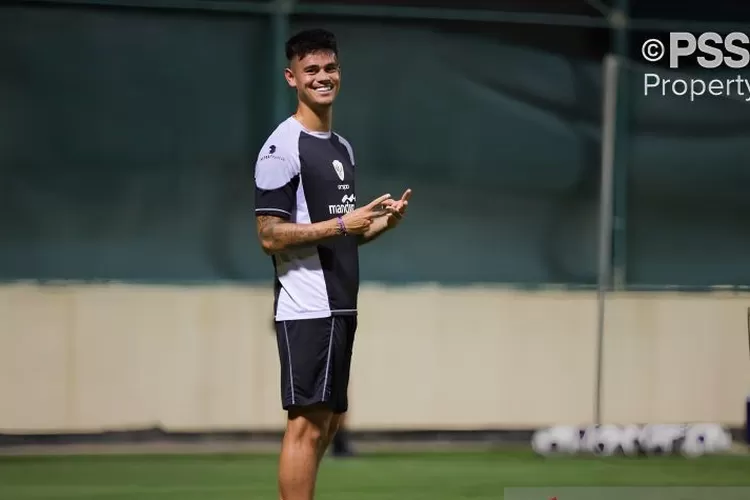 Bek timnas Indonesia yang membela klub Eredivisie, FC Twente, Mees Hilgers, saat dirinya mengikuti latihan bersama tim Garuda di Bahrain. Indonesia akan menghadapi Bahrain pada laga ketiga putaran ketiga kualifikasi Piala Dunia 2026 zona Asia di Stadion Nasional Bahrain, Kamis (10/10/2024)  (ANTARA/HO-PSSI)